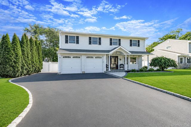 18 Ludlow Way, Oakdale, NY 11769