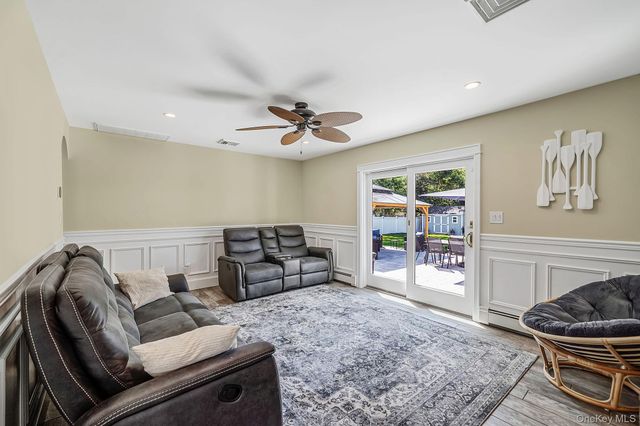 18 Ludlow Way, Oakdale, NY 11769
