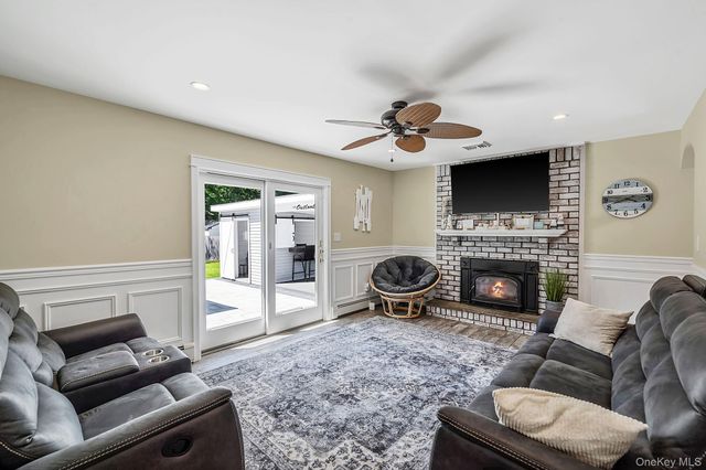 18 Ludlow Way, Oakdale, NY 11769
