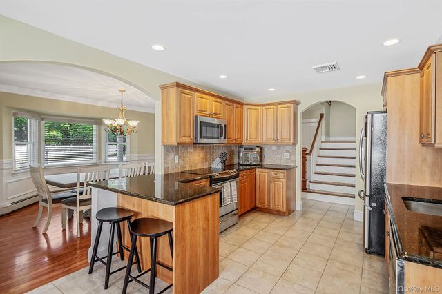 18 Ludlow Way, Oakdale, NY 11769
