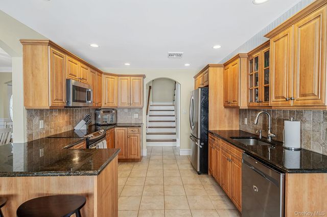 18 Ludlow Way, Oakdale, NY 11769