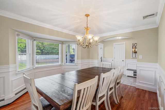 18 Ludlow Way, Oakdale, NY 11769