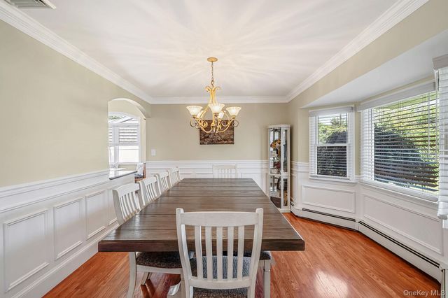 18 Ludlow Way, Oakdale, NY 11769