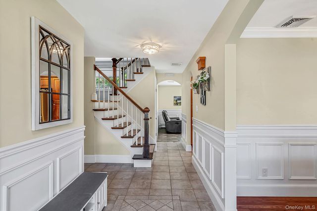 18 Ludlow Way, Oakdale, NY 11769