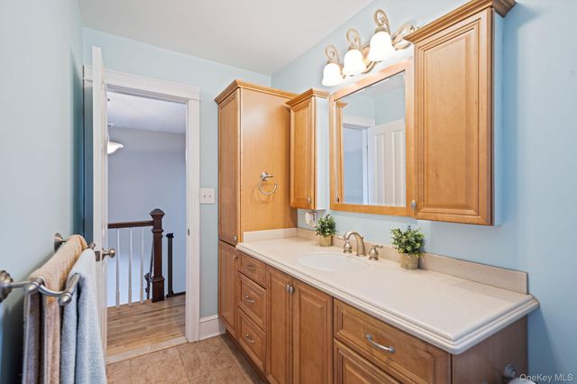18 Ludlow Way, Oakdale, NY 11769