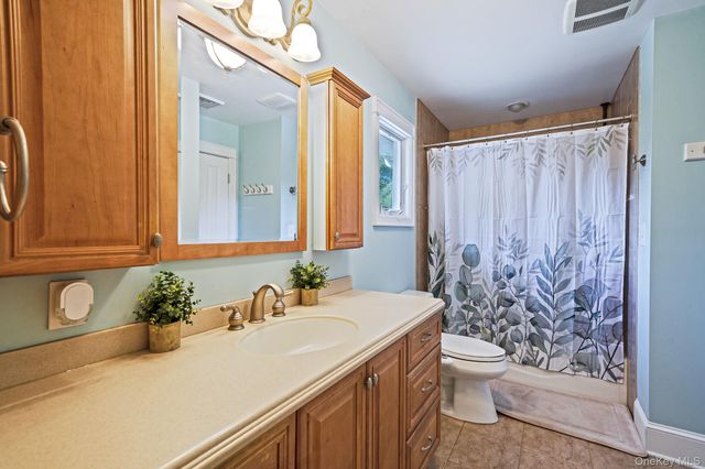 18 Ludlow Way, Oakdale, NY 11769