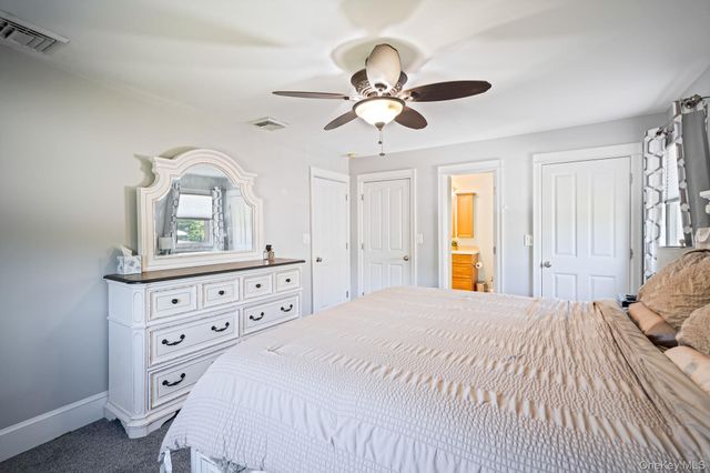 18 Ludlow Way, Oakdale, NY 11769