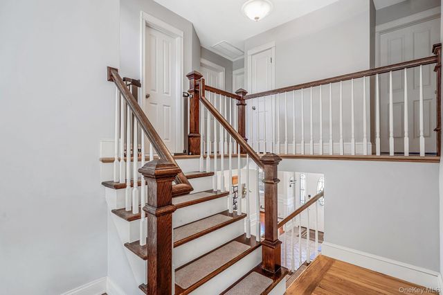 18 Ludlow Way, Oakdale, NY 11769