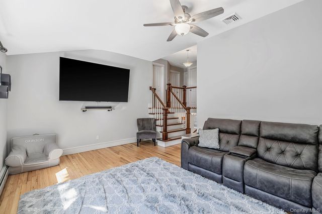 18 Ludlow Way, Oakdale, NY 11769
