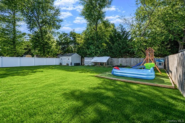 18 Ludlow Way, Oakdale, NY 11769