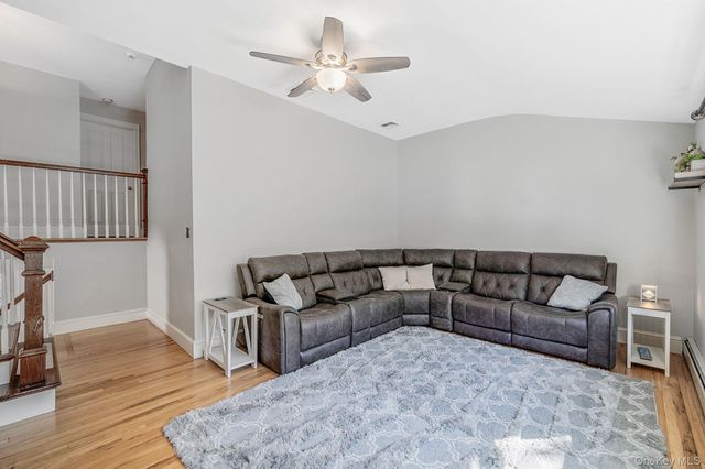 18 Ludlow Way, Oakdale, NY 11769