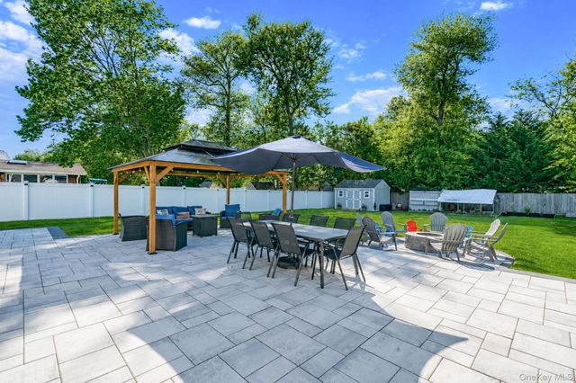 18 Ludlow Way, Oakdale, NY 11769