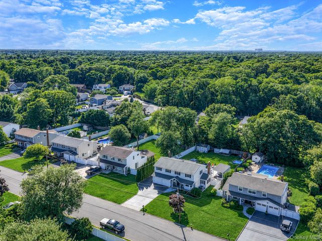 18 Ludlow Way, Oakdale, NY 11769