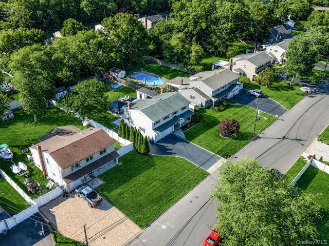 18 Ludlow Way, Oakdale, NY 11769