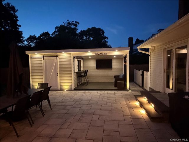 18 Ludlow Way, Oakdale, NY 11769