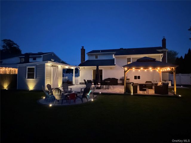 18 Ludlow Way, Oakdale, NY 11769