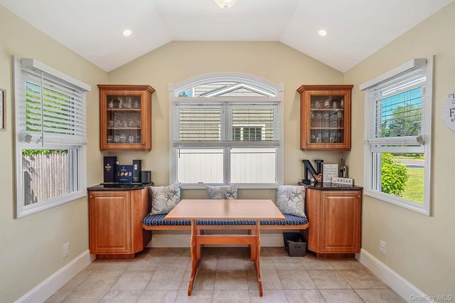18 Ludlow Way, Oakdale, NY 11769