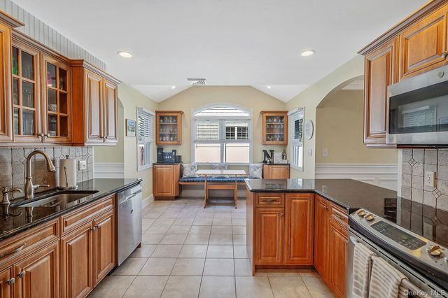 18 Ludlow Way, Oakdale, NY 11769