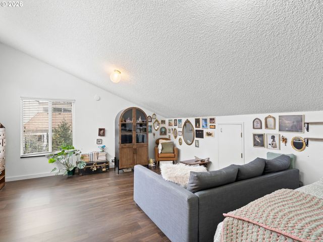 10217 Sw TRAPPER Ter, Beaverton, OR 97008