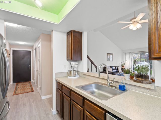 10217 Sw TRAPPER Ter, Beaverton, OR 97008