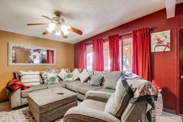 6927 S Lundy Drive, Tucson, AZ 85756