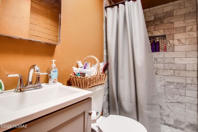 6927 S Lundy Drive, Tucson, AZ 85756