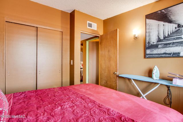 6927 S Lundy Drive, Tucson, AZ 85756