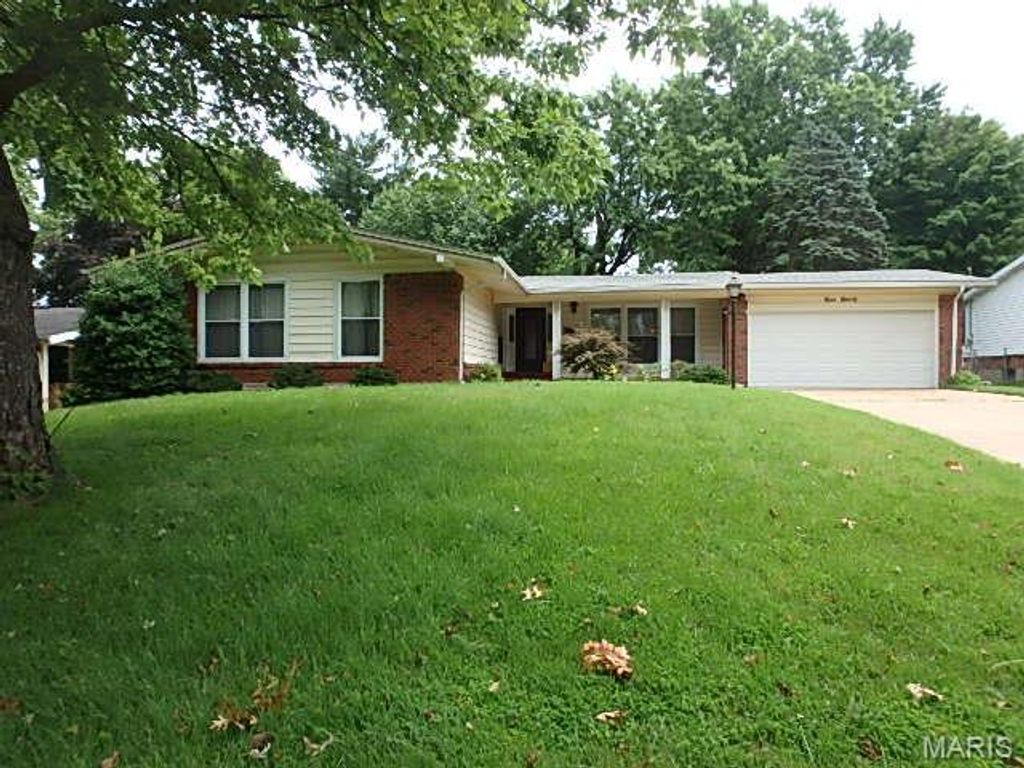 990 Saddle Drive, Florissant, MO 63033
