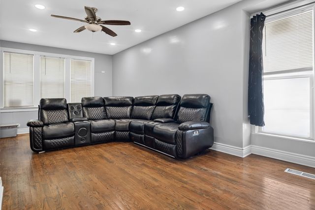7931 S Muskegon Avenue, Chicago, IL 60617