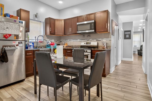 7931 S Muskegon Avenue, Chicago, IL 60617