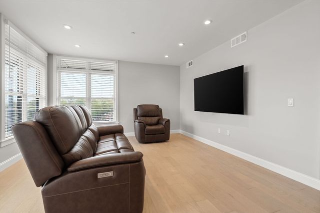 11 Oak Grove Terrace 303, Quincy, MA 02169