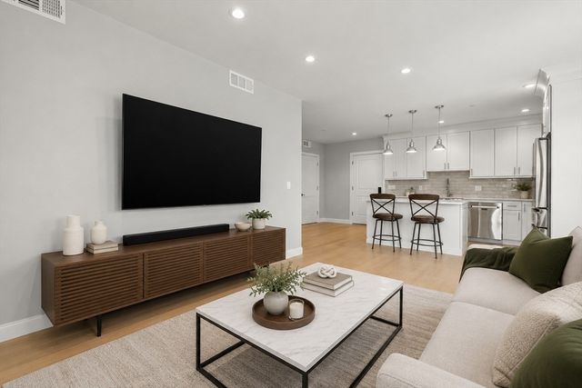 11 Oak Grove Terrace 303, Quincy, MA 02169