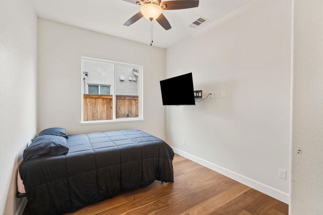 9973 W Taron Dr, Elk Grove, CA 95757