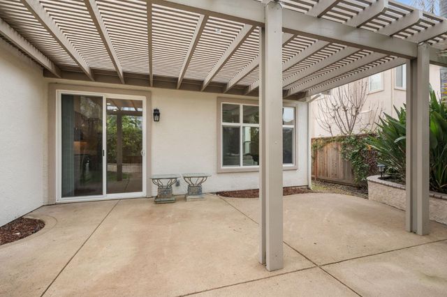 9973 W Taron Dr, Elk Grove, CA 95757