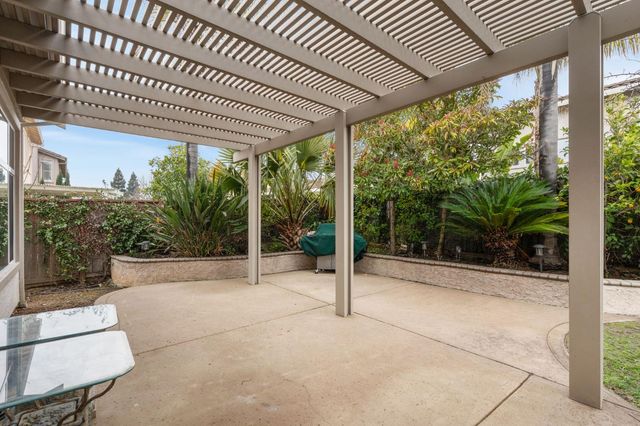 9973 W Taron Dr, Elk Grove, CA 95757