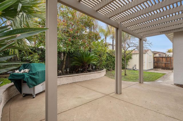 9973 W Taron Dr, Elk Grove, CA 95757