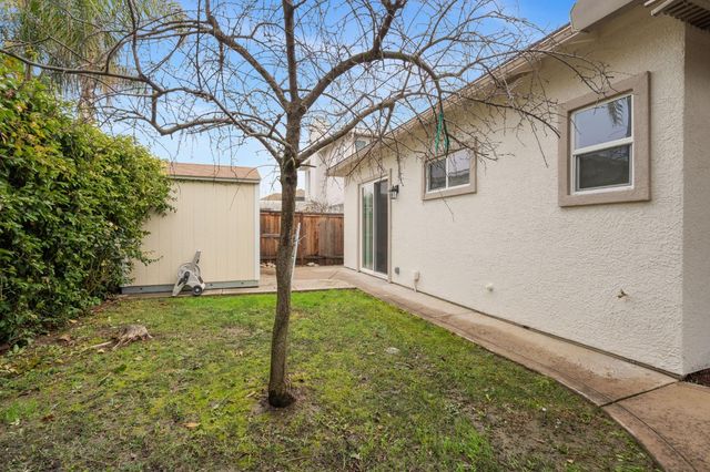 9973 W Taron Dr, Elk Grove, CA 95757