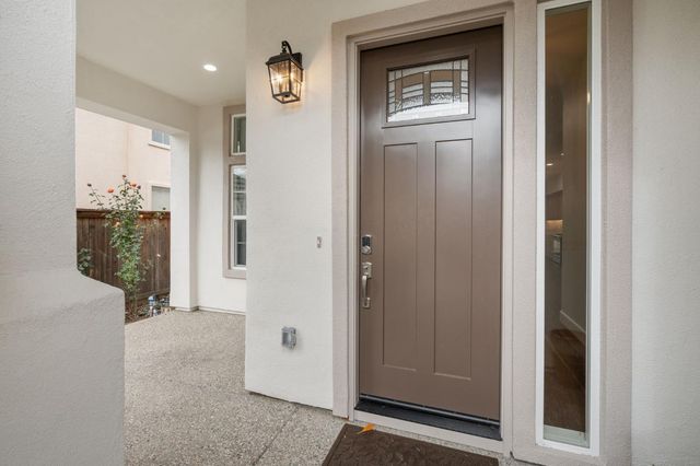 9973 W Taron Dr, Elk Grove, CA 95757