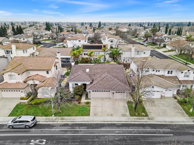 9973 W Taron Dr, Elk Grove, CA 95757