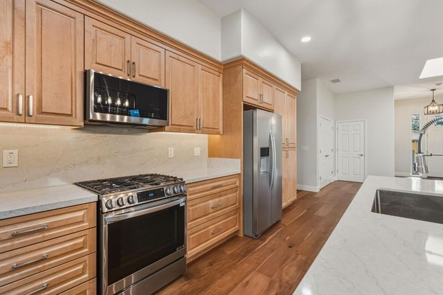 9973 W Taron Dr, Elk Grove, CA 95757