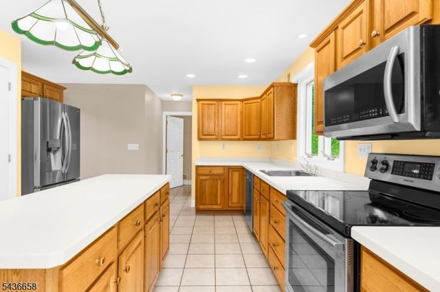 4 Winters Dr, Lebanon Twp., NJ 08826