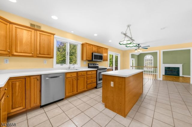 4 Winters Dr, Lebanon Twp., NJ 08826