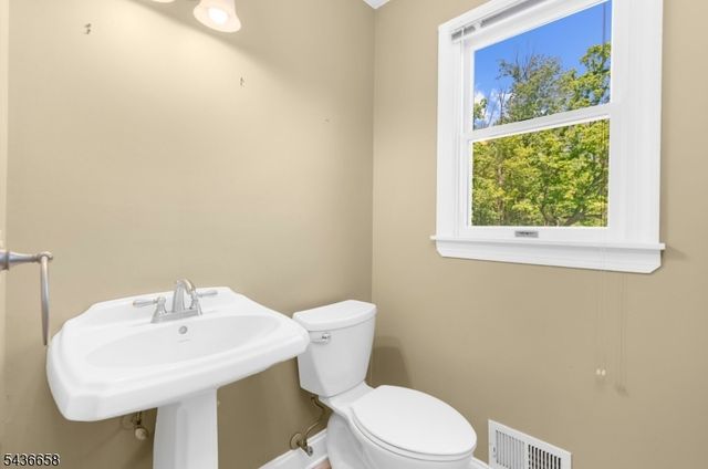 4 Winters Dr, Lebanon Twp., NJ 08826
