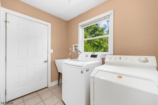 4 Winters Dr, Lebanon Twp., NJ 08826