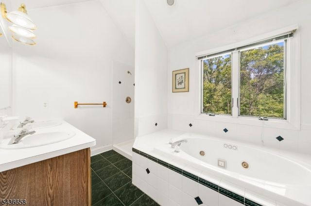 4 Winters Dr, Lebanon Twp., NJ 08826
