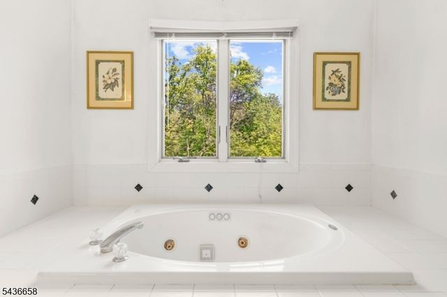 4 Winters Dr, Lebanon Twp., NJ 08826