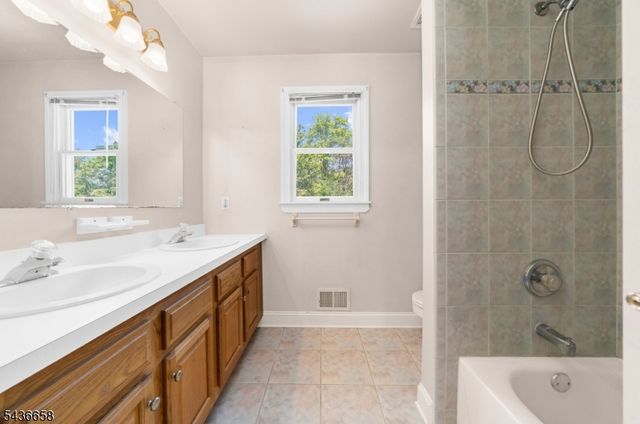 4 Winters Dr, Lebanon Twp., NJ 08826