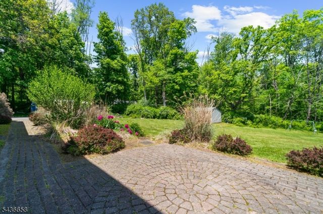 4 Winters Dr, Lebanon Twp., NJ 08826