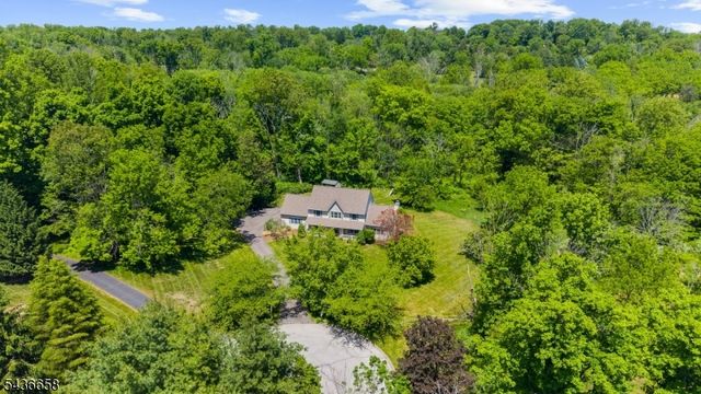 4 Winters Dr, Lebanon Twp., NJ 08826