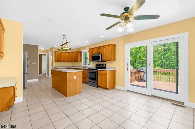 4 Winters Dr, Lebanon Twp., NJ 08826